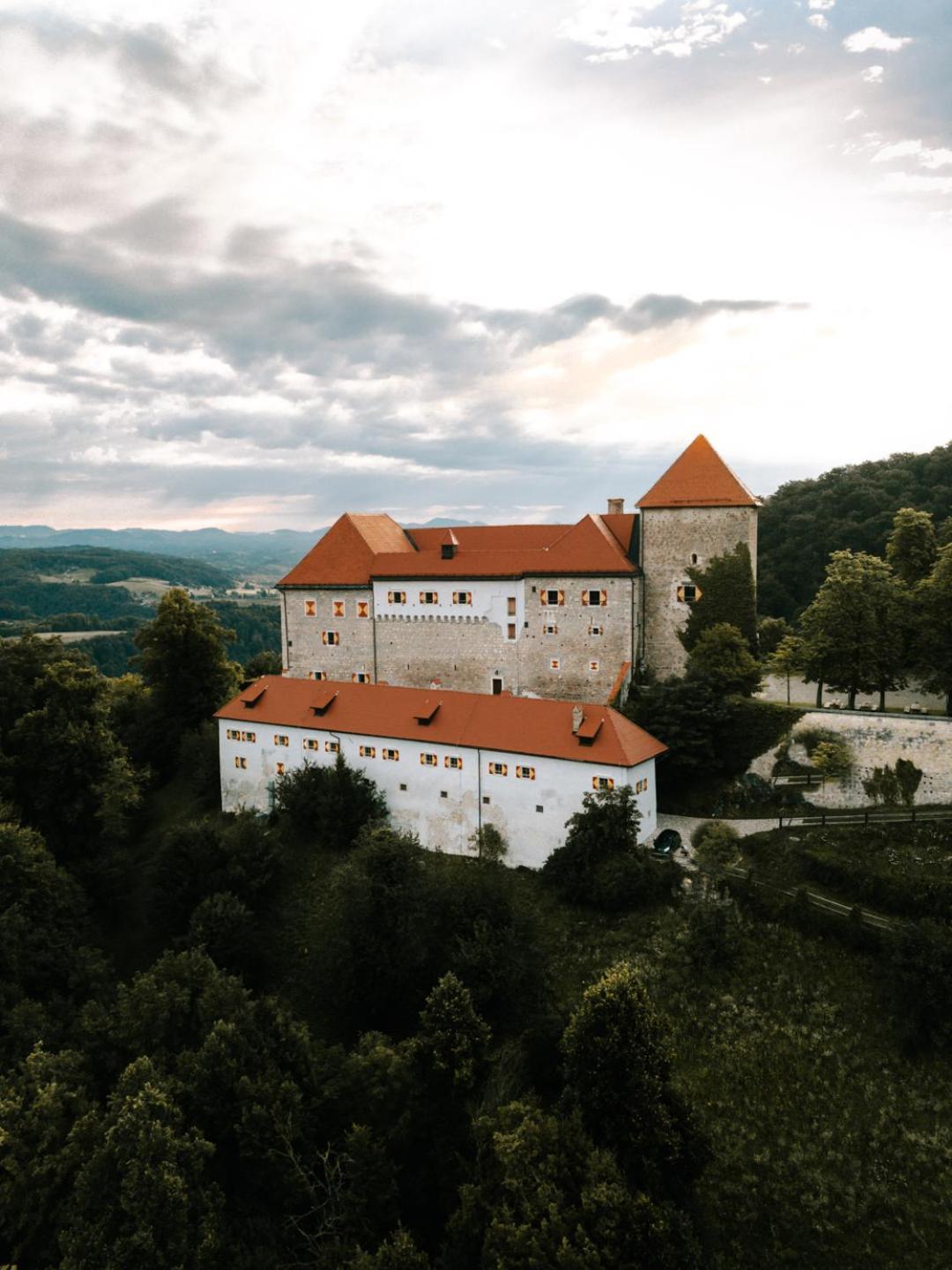 Rooms & Apartments Podsreda Castle Екстериор снимка